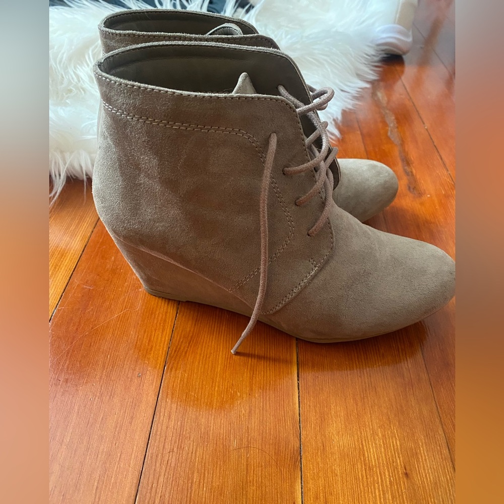 laced up booties